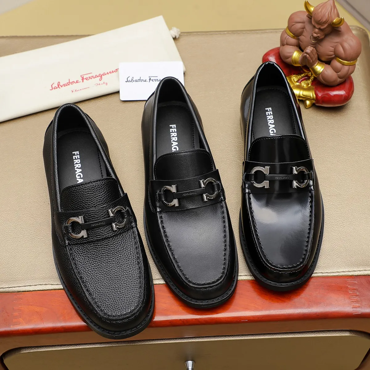 Men's shoes 💰460 🔥 Ferragamo new men's casual slip-on shoes 🇨🇳 Official website original 1:1 mold, original quality 💯 fine workmanship, high-end luxury ☘ The upper is made of imported Italian first-layer cowhide 🌴 Luxurious water dyeing 🐂 Leather lining 🍓 Rubber wear-resistant and non-slip outsole, breathable and comfortable to wear 🍍 The first choice for high-taste men, color optional! Code number 38-44 (45.46. Customized)